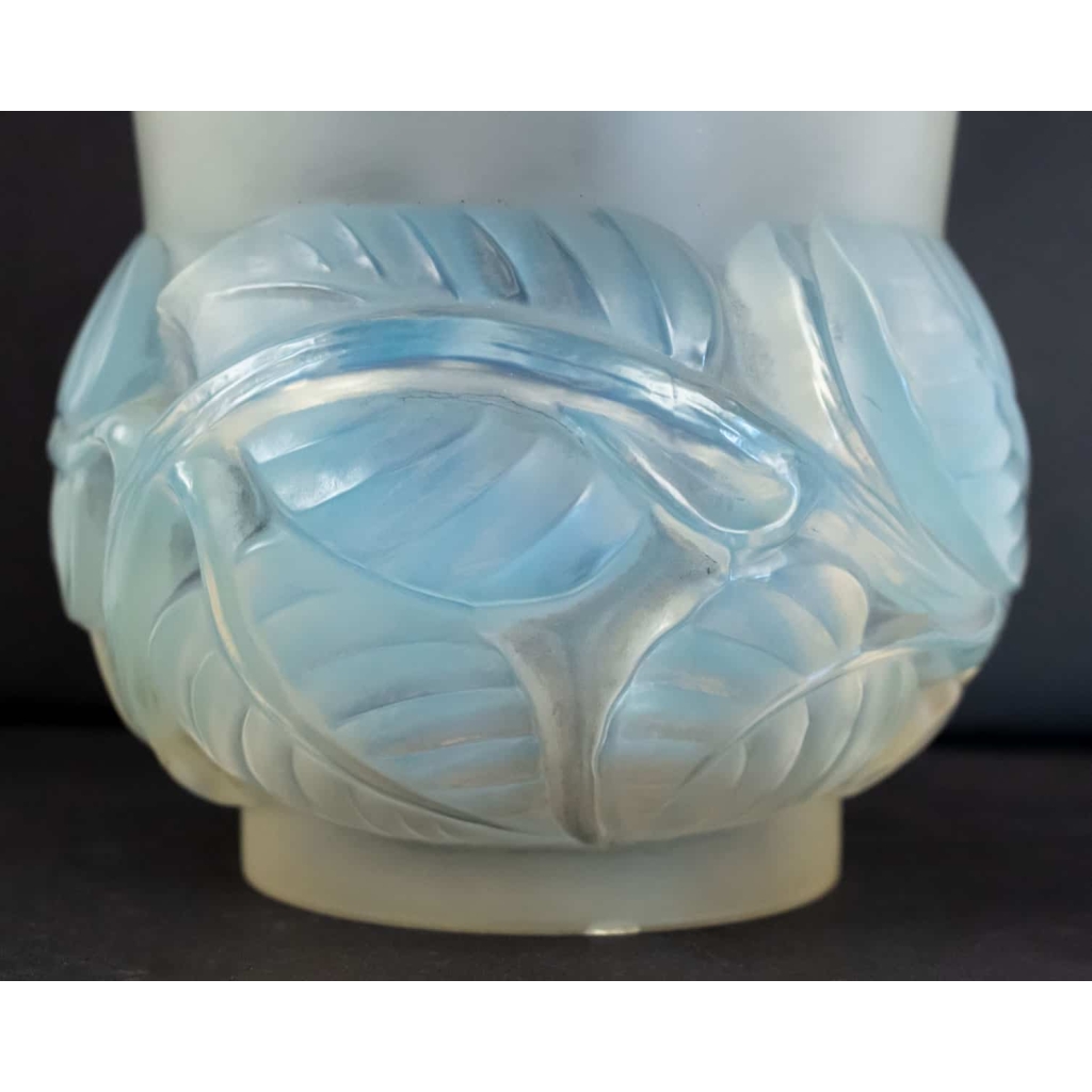 Rene Lalique Vase « Lilas »Opalescent | Biron Rene Lalique Vase "Lilas"Opalescent