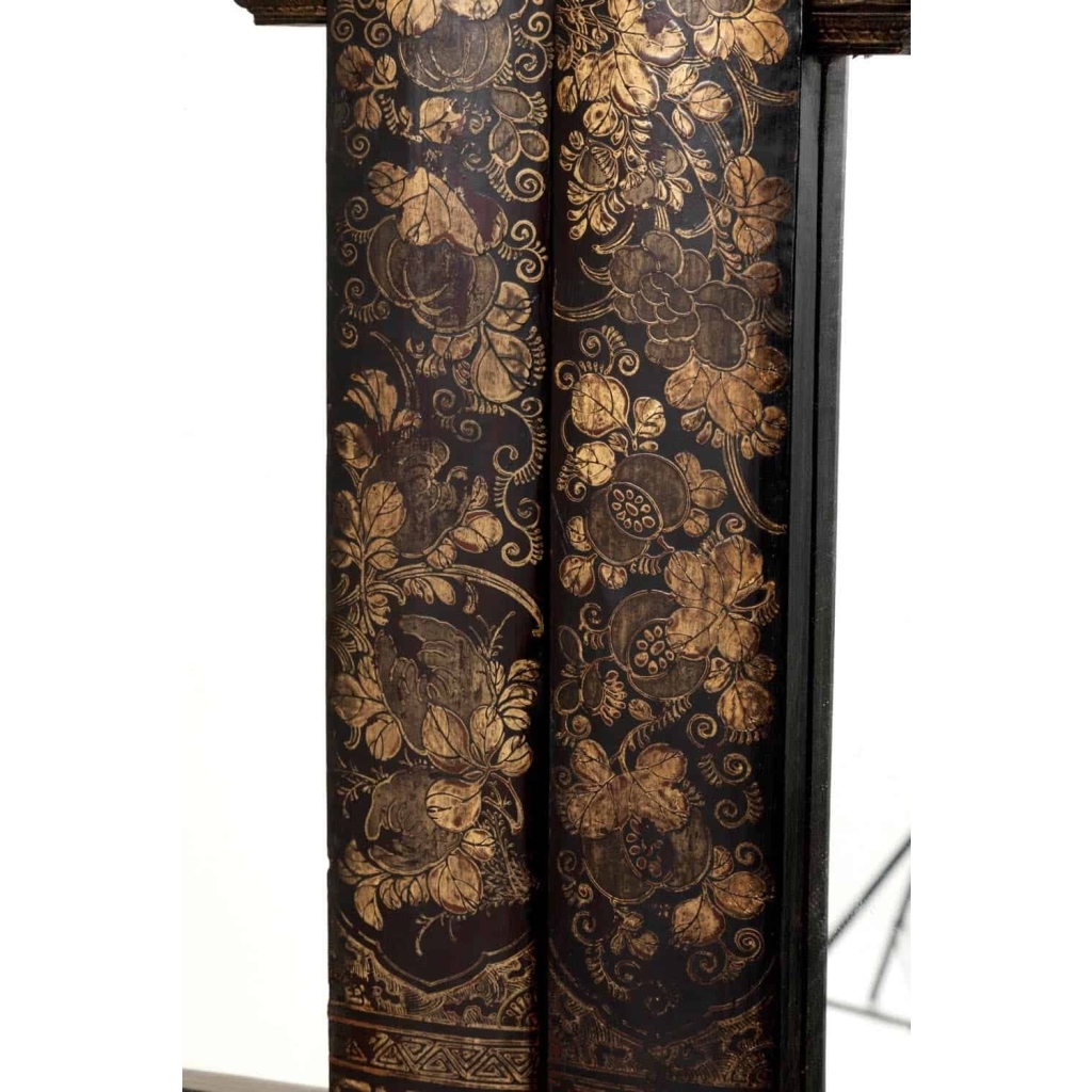 Paire de portes en laque brune à décor chinoisant rouge et or, XIXe siècle 5