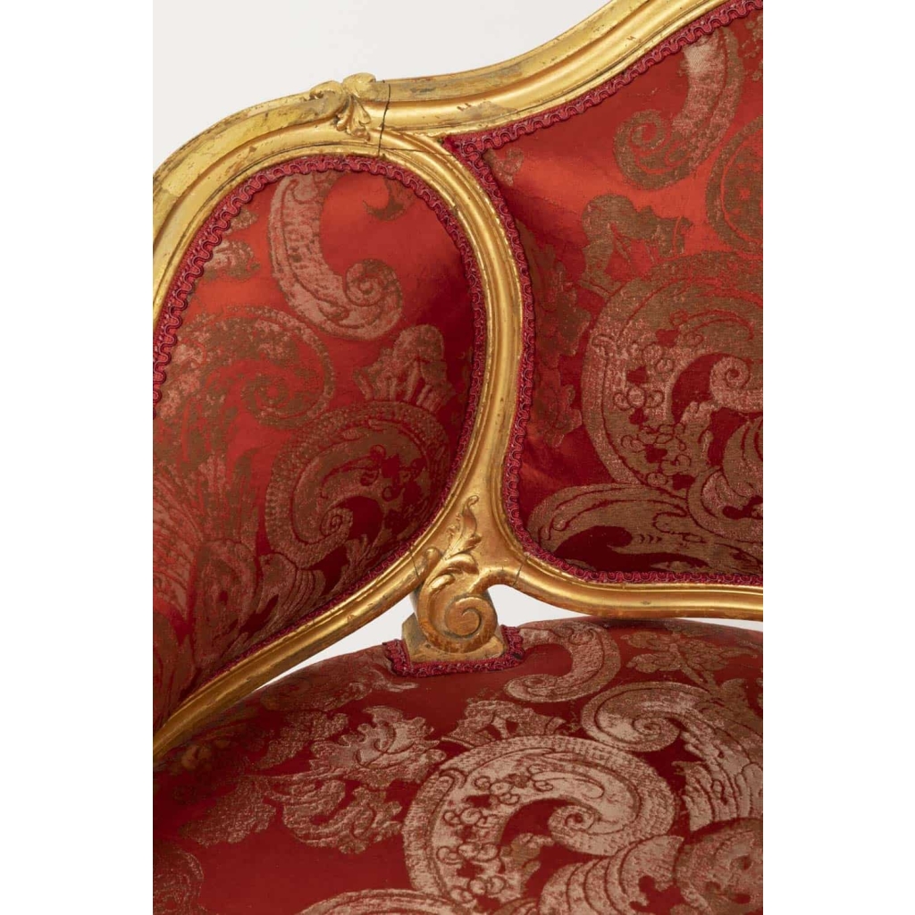 Paire de bergères basses de style Louis XV en bois doré, vers 1880 | Biron Paire de bergères basses de style Louis XV en bois doré, vers 1880