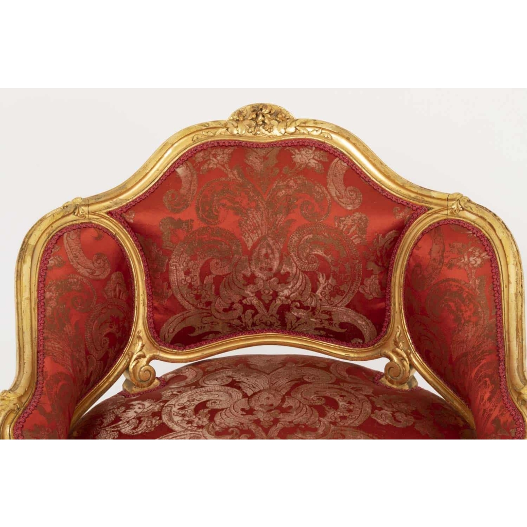 Paire de bergères basses de style Louis XV en bois doré, vers 1880 | Biron Paire de bergères basses de style Louis XV en bois doré, vers 1880
