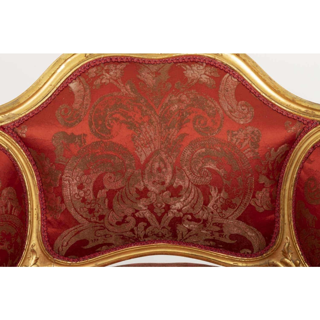 Paire de bergères basses de style Louis XV en bois doré, vers 1880 | Biron Paire de bergères basses de style Louis XV en bois doré, vers 1880