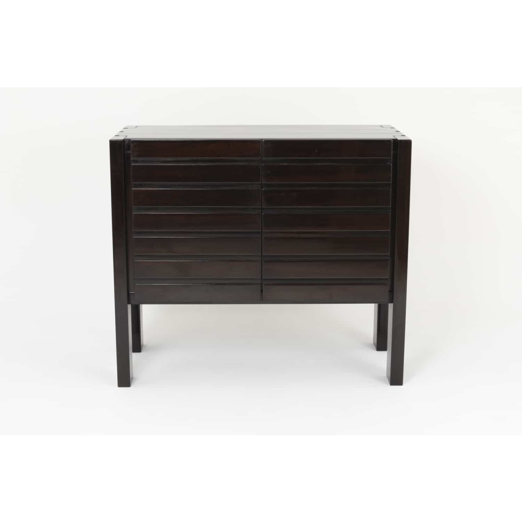 Maison Regain, Buffet en orme laqué noir à deux vantaux, années 1960 | Biron Maison Regain, Buffet en orme laqué noir à deux vantaux, années 1960