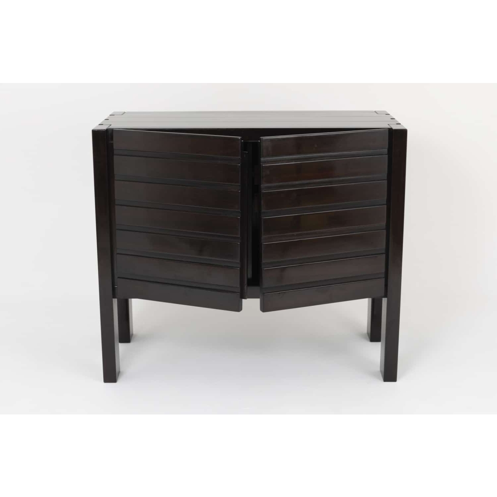 Maison Regain, Buffet en orme laqué noir à deux vantaux, années 1960 | Biron Maison Regain, Buffet en orme laqué noir à deux vantaux, années 1960