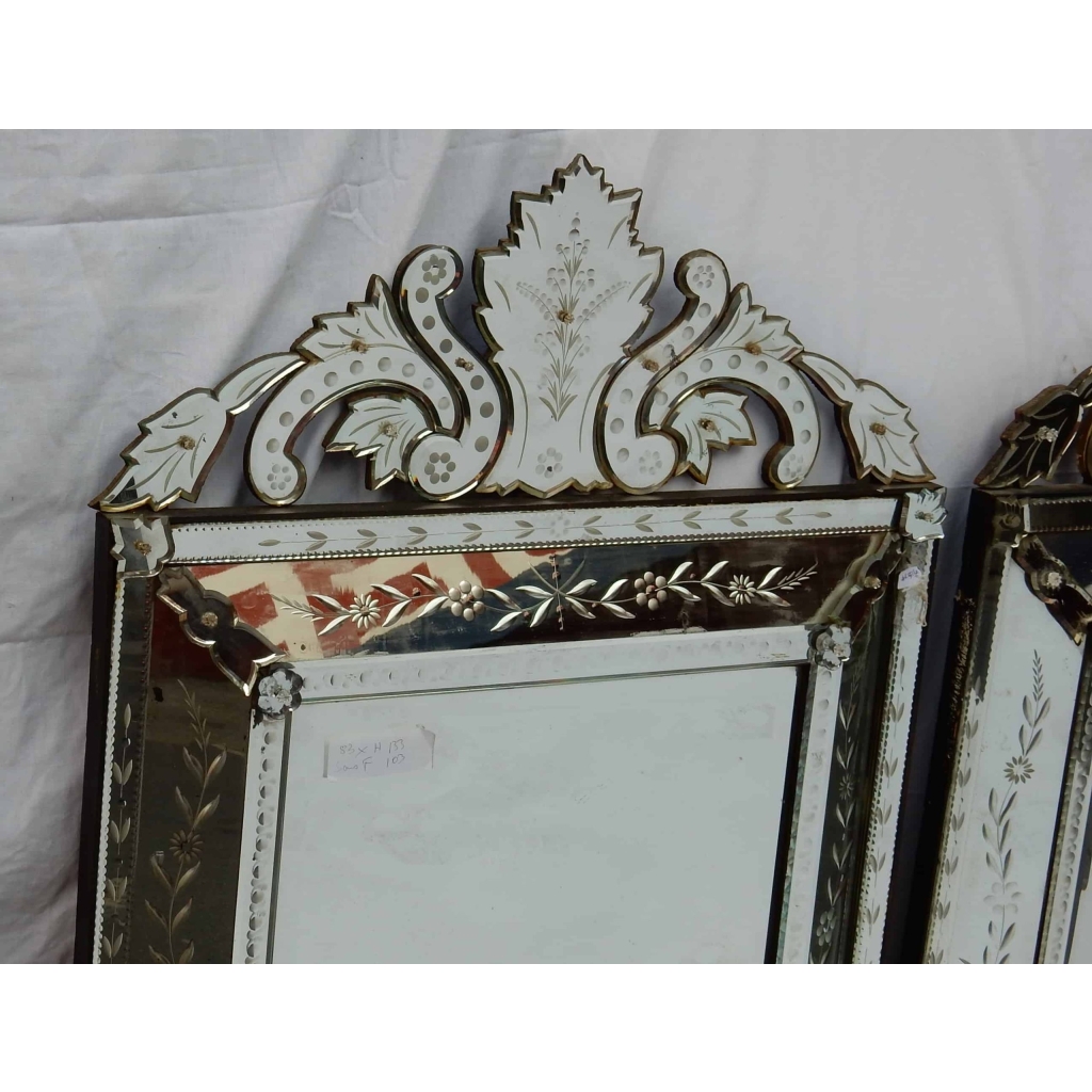 1950′ Paire de Miroirs Vénitiens à Décor Floral et Fronton – 133 x 83 cm | Biron 1950' Paire de Miroirs Vénitiens à Décor Floral et Fronton - 133 x 83 cm