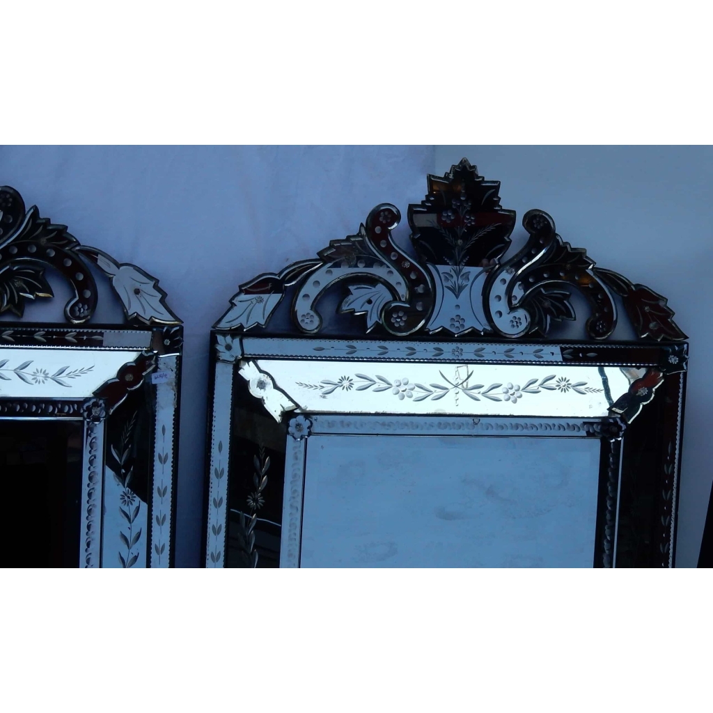1950′ Paire de Miroirs Vénitiens à Décor Floral et Fronton – 133 x 83 cm | Biron 1950' Paire de Miroirs Vénitiens à Décor Floral et Fronton - 133 x 83 cm