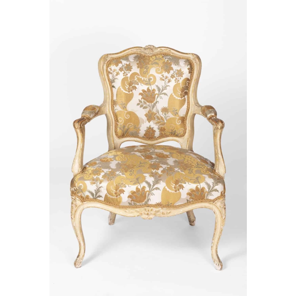 Paire de fauteuils cabriolet de style Louis XV laqués beige, vers 1900