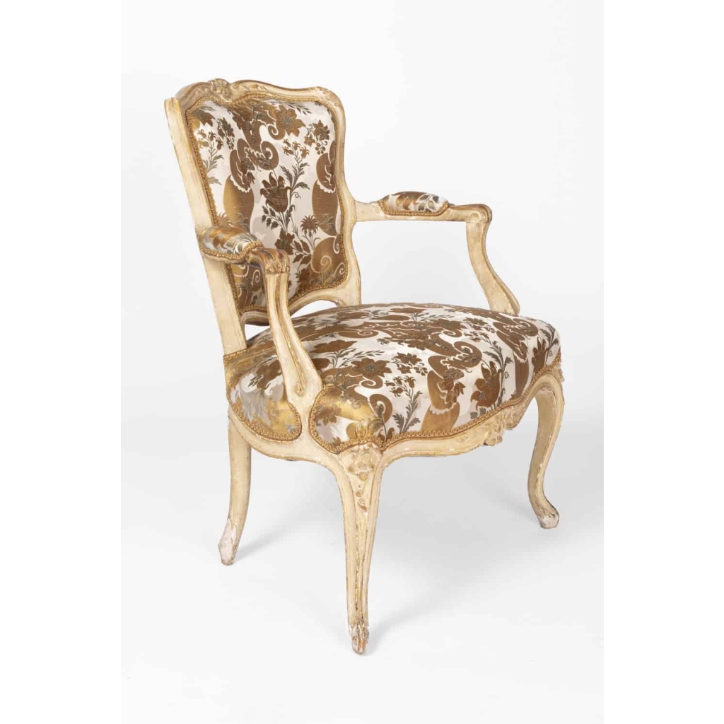 Paire de fauteuils cabriolet de style Louis XV laqués beige, vers 1900