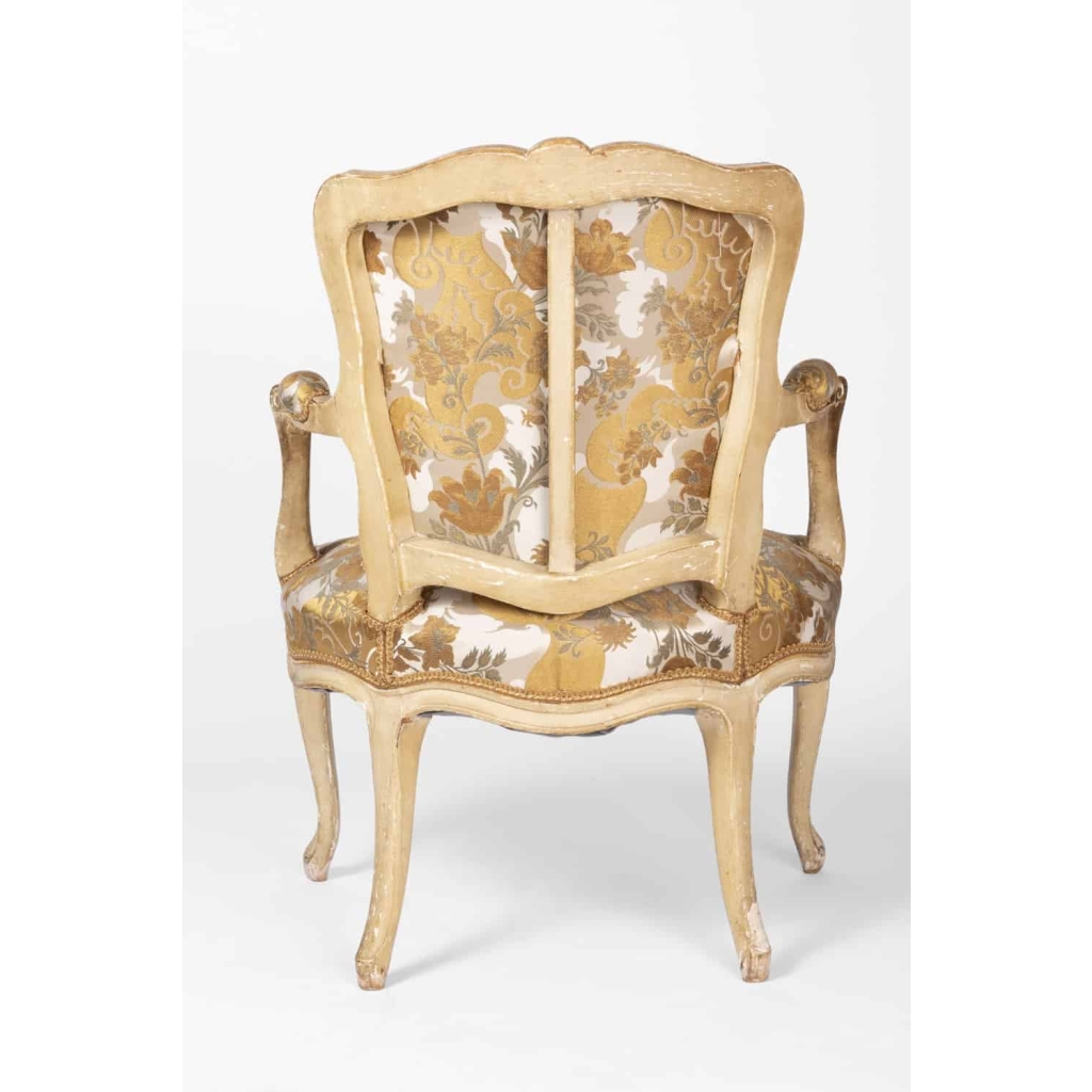 Paire de fauteuils cabriolet de style Louis XV laqués beige, vers 1900