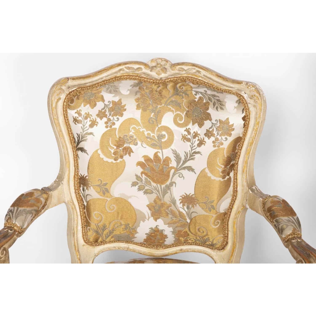 Paire de fauteuils cabriolet de style Louis XV laqués beige, vers 1900