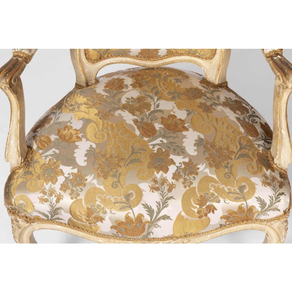Paire de fauteuils cabriolet de style Louis XV laqués beige, vers 1900