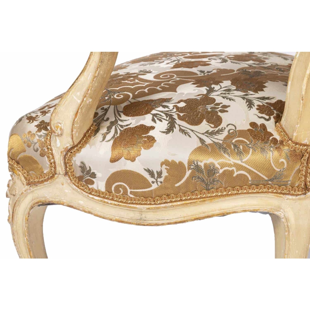 Paire de fauteuils cabriolet de style Louis XV laqués beige, vers 1900