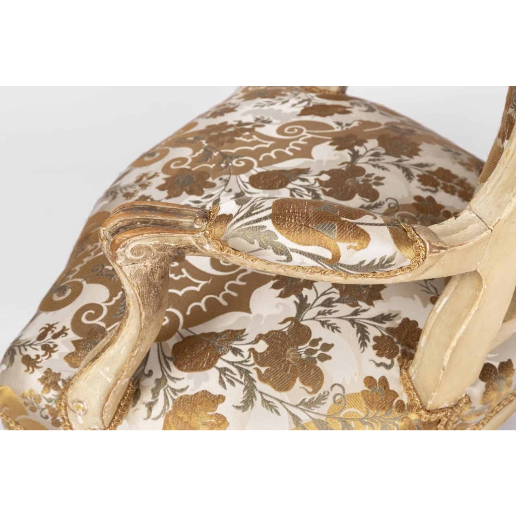 Paire de fauteuils cabriolet de style Louis XV laqués beige, vers 1900