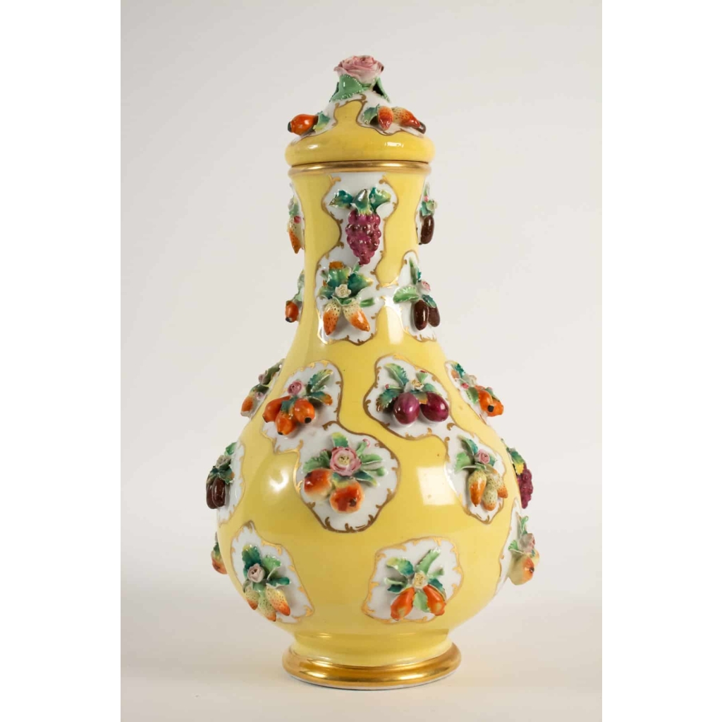Aiguière ou Canakkale en porcelaine par Jacob Petit | Biron Aiguière ou Canakkale en porcelaine par Jacob Petit