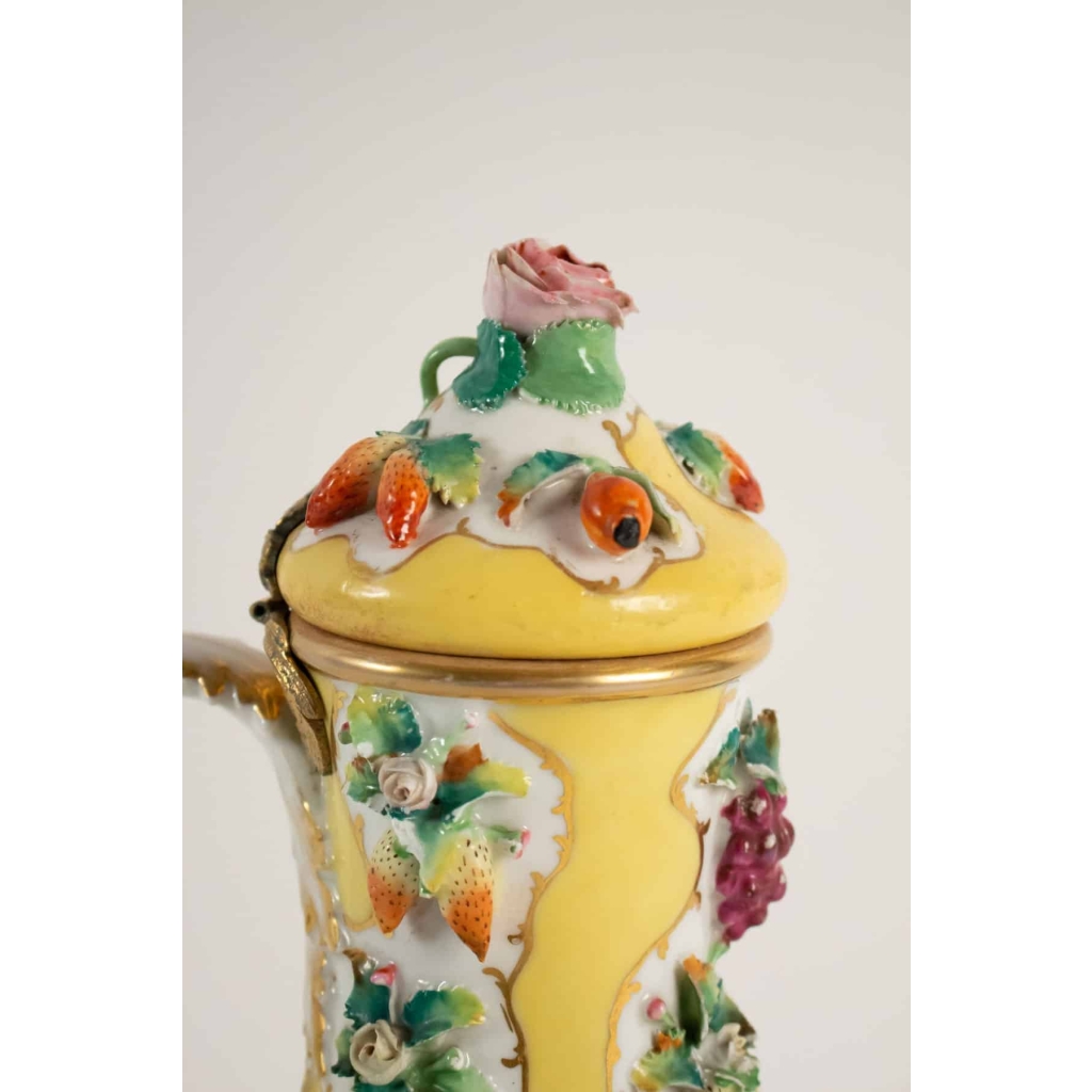Aiguière ou Canakkale en porcelaine par Jacob Petit | Biron Aiguière ou Canakkale en porcelaine par Jacob Petit