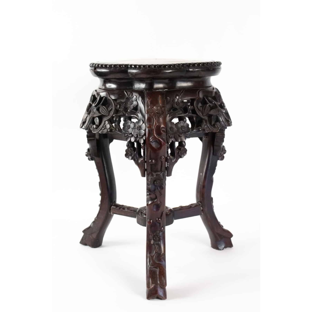 Selette Tripode, Antiquité En Bois De Fer à Décor De Fleurs De Cerisier, Chine | Biron Selette Tripode, Antiquité En Bois De Fer à Décor De Fleurs De Cerisier, Chine
