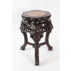 Selette Tripode, Antiquité En Bois De Fer à Décor De Fleurs De Cerisier, Chine | Biron Selette Tripode, Antiquité En Bois De Fer à Décor De Fleurs De Cerisier, Chine