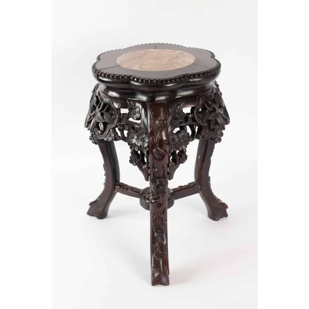 Selette Tripode, Antiquité En Bois De Fer à Décor De Fleurs De Cerisier, Chine | Biron Selette Tripode, Antiquité En Bois De Fer à Décor De Fleurs De Cerisier, Chine