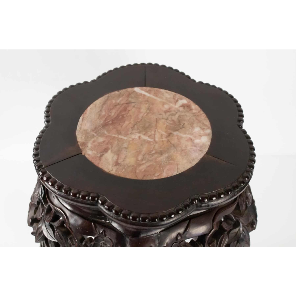 Selette Tripode, Antiquité En Bois De Fer à Décor De Fleurs De Cerisier, Chine | Biron Selette Tripode, Antiquité En Bois De Fer à Décor De Fleurs De Cerisier, Chine