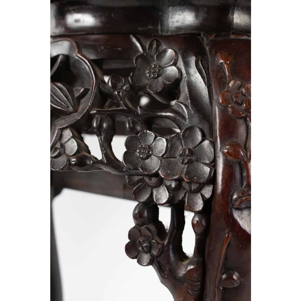 Selette Tripode, Antiquité En Bois De Fer à Décor De Fleurs De Cerisier, Chine | Biron Selette Tripode, Antiquité En Bois De Fer à Décor De Fleurs De Cerisier, Chine