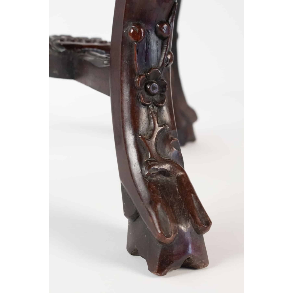 Selette Tripode, Antiquité En Bois De Fer à Décor De Fleurs De Cerisier, Chine | Biron Selette Tripode, Antiquité En Bois De Fer à Décor De Fleurs De Cerisier, Chine