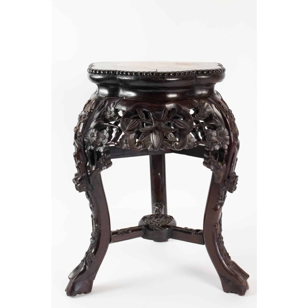 Selette Tripode, Antiquité En Bois De Fer à Décor De Fleurs De Cerisier, Chine | Biron Selette Tripode, Antiquité En Bois De Fer à Décor De Fleurs De Cerisier, Chine