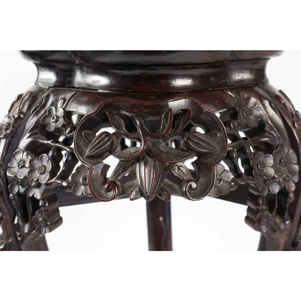 Selette Tripode, Antiquité En Bois De Fer à Décor De Fleurs De Cerisier, Chine | Biron Selette Tripode, Antiquité En Bois De Fer à Décor De Fleurs De Cerisier, Chine