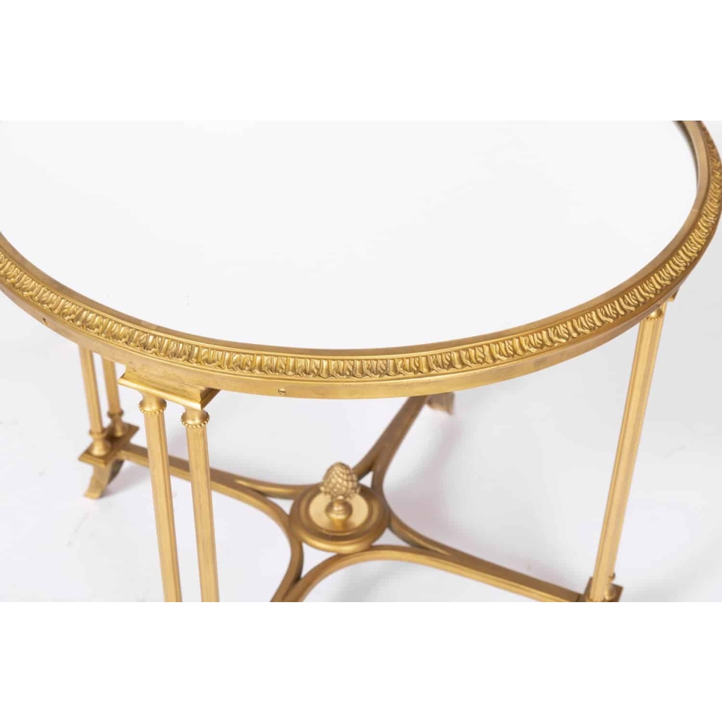 Maison Jansen, Paire de guéridons de style Louis XVI en bronze doré, années 1970