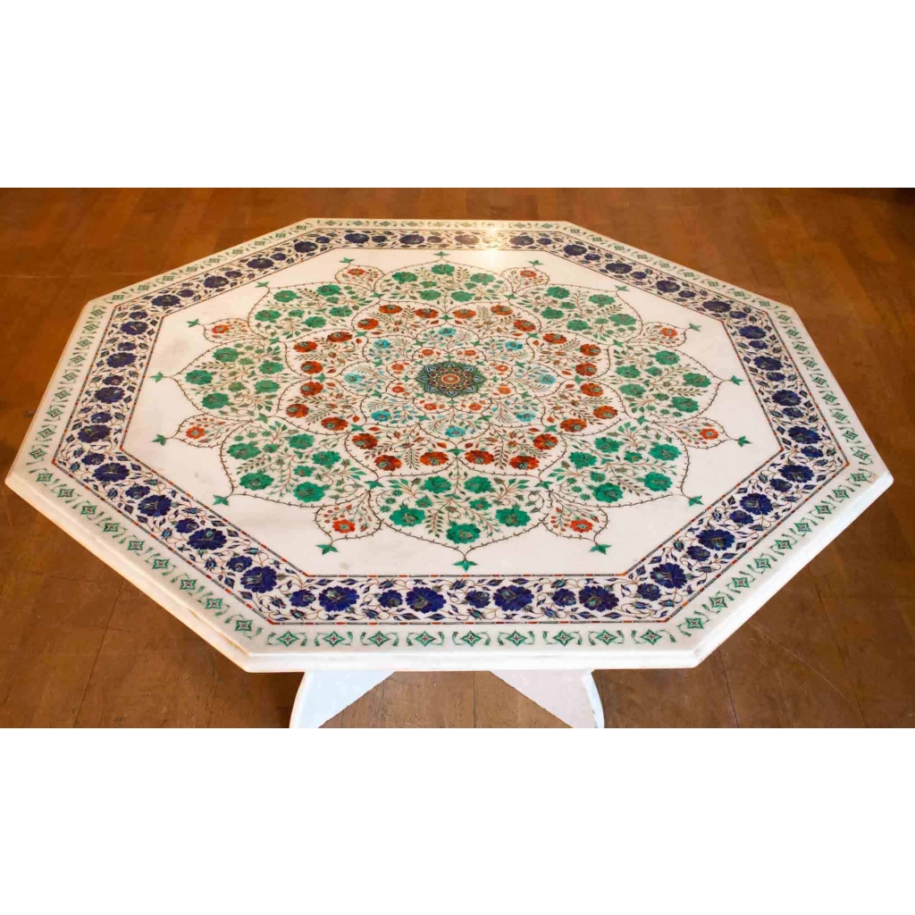 Grande table basse en marbre marquetée de pierres.