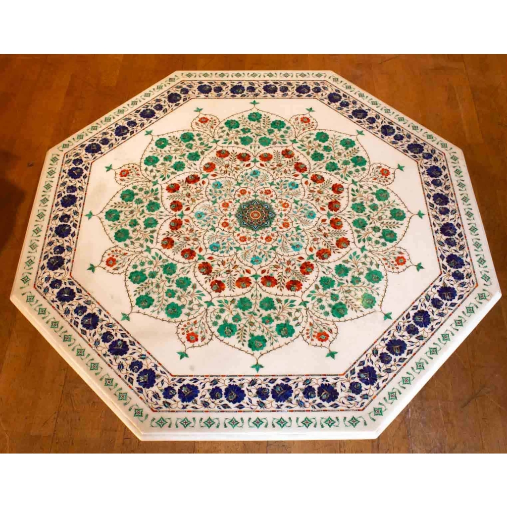 Grande table basse en marbre marquetée de pierres.