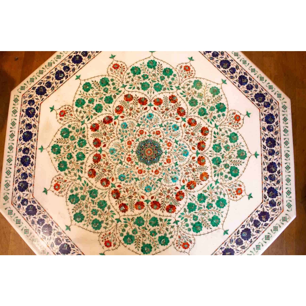 Grande table basse en marbre marquetée de pierres.