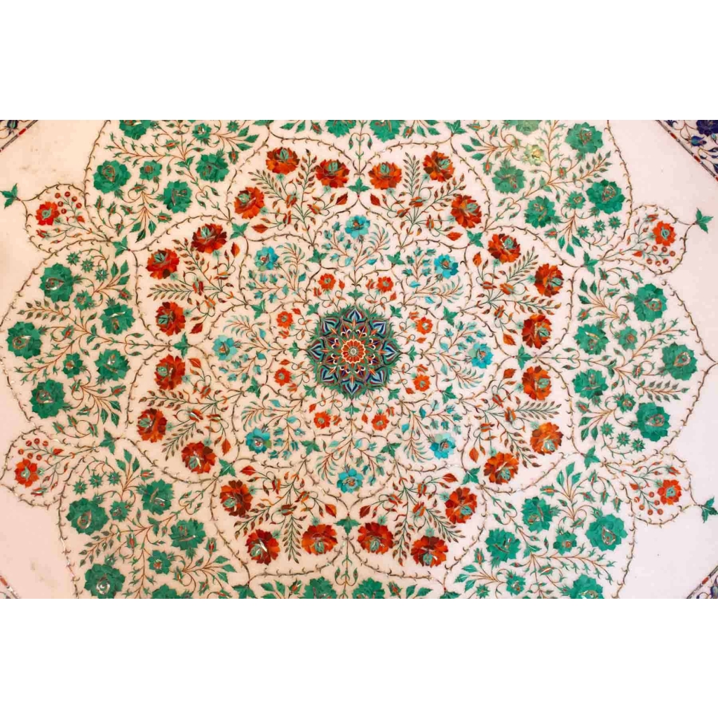 Grande table basse en marbre marquetée de pierres.