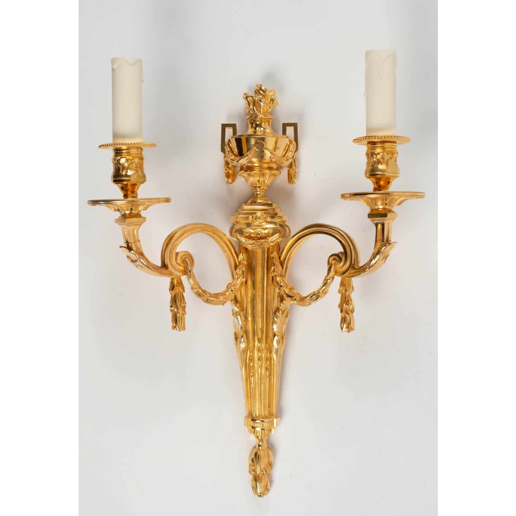 Suite de quatre appliques de style Louis XVI. | Biron Suite de quatre appliques de style Louis XVI.