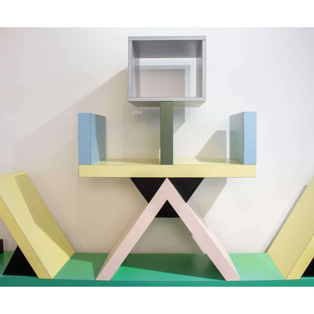 bibliothèque Carlton d’Ettore Sottsass pour Memphis Milano | Biron bibliothèque Carlton d'Ettore Sottsass pour Memphis Milano