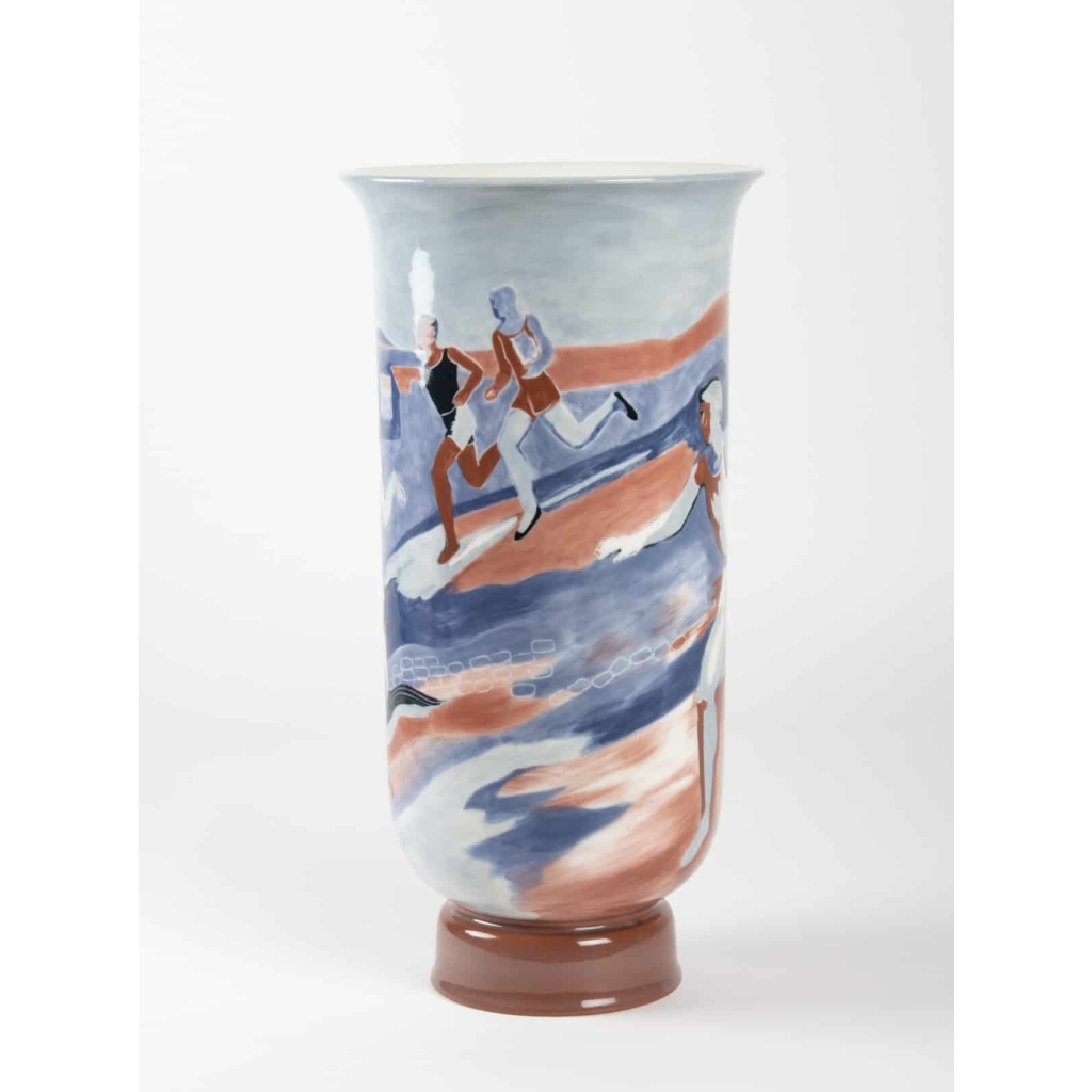 Grand vase à décor de » coureurs » en porcelaine de sèvres – céramique art déco | Biron Grand vase à décor de " coureurs " en porcelaine de sèvres - céramique art déco