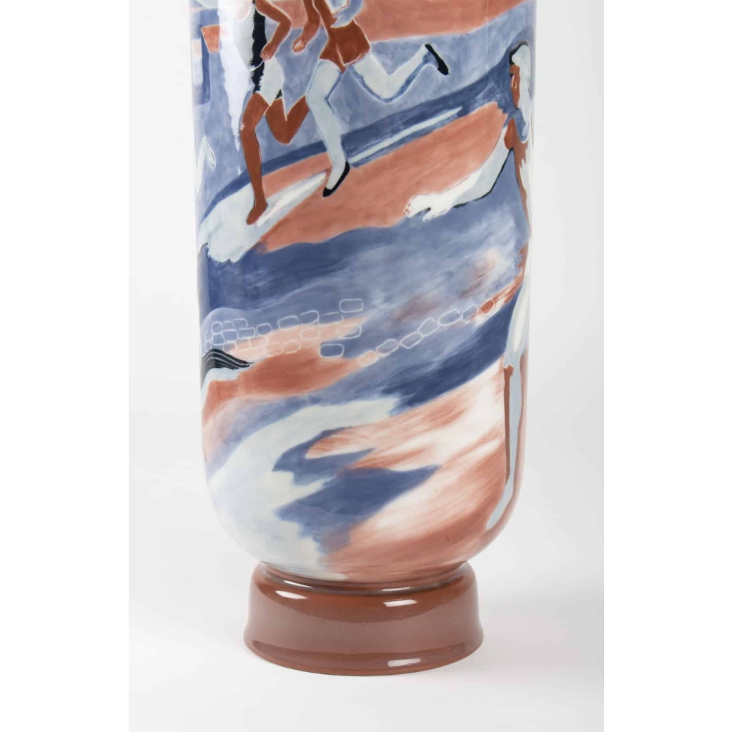 Grand vase à décor de » coureurs » en porcelaine de sèvres – céramique art déco | Biron Grand vase à décor de " coureurs " en porcelaine de sèvres - céramique art déco