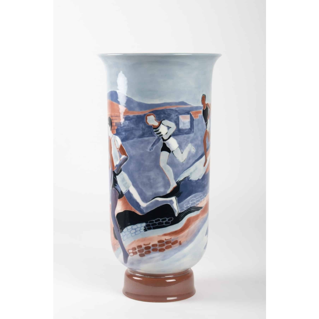 Grand vase à décor de » coureurs » en porcelaine de sèvres – céramique art déco | Biron Grand vase à décor de " coureurs " en porcelaine de sèvres - céramique art déco