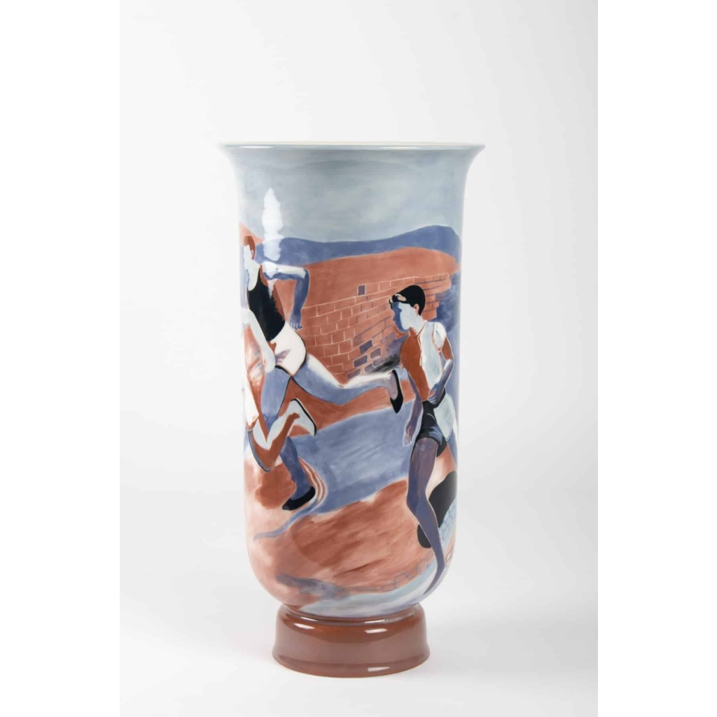 Grand vase à décor de » coureurs » en porcelaine de sèvres – céramique art déco | Biron Grand vase à décor de " coureurs " en porcelaine de sèvres - céramique art déco