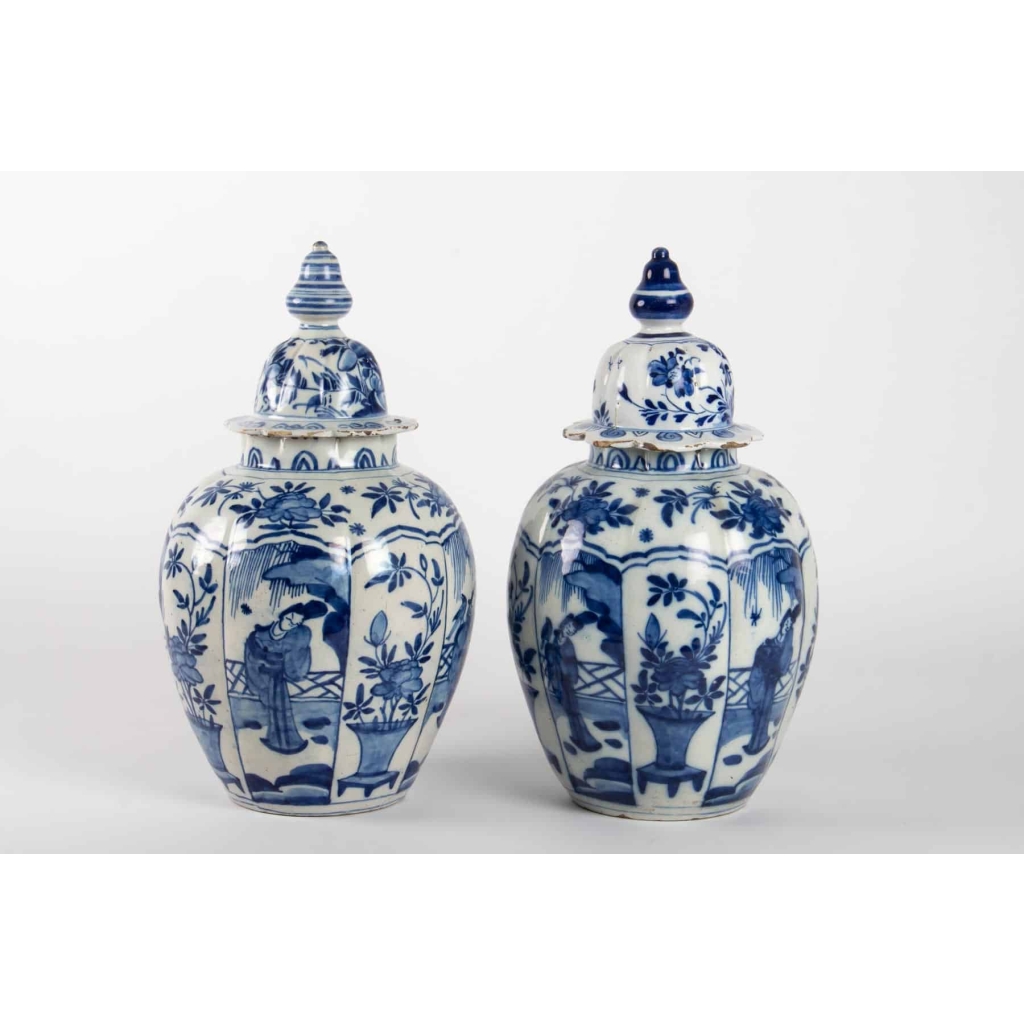 Paire de vases en faïence de Delft | Biron |||||