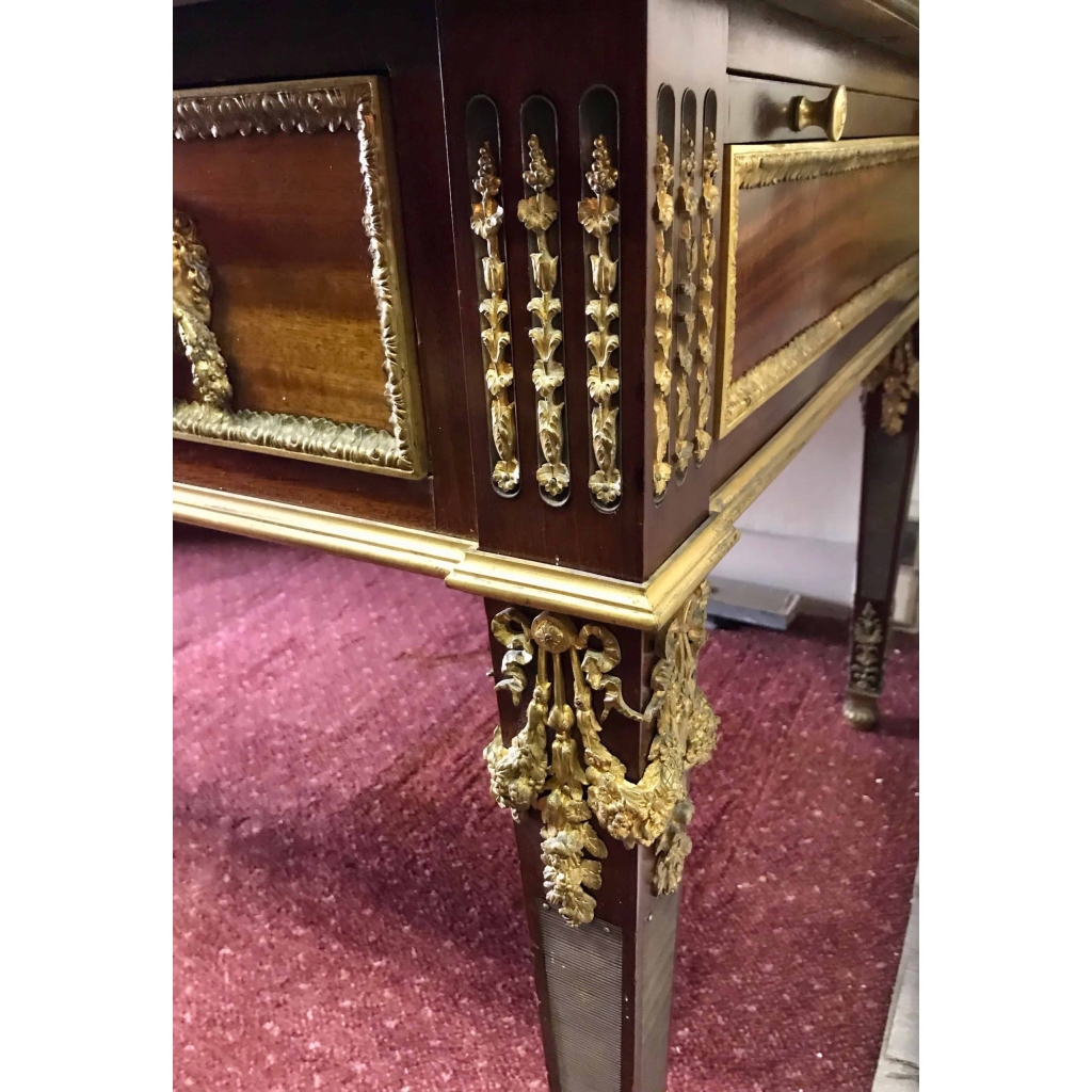 Grand bureau plat en acajou et bronze doré. Réf: 212. | Biron Grand bureau plat en acajou et bronze doré. Réf: 212.