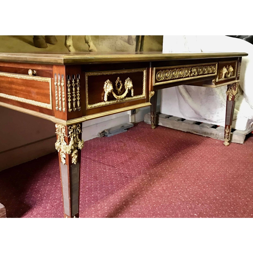 Grand bureau plat en acajou et bronze doré. Réf: 212. | Biron Grand bureau plat en acajou et bronze doré. Réf: 212.