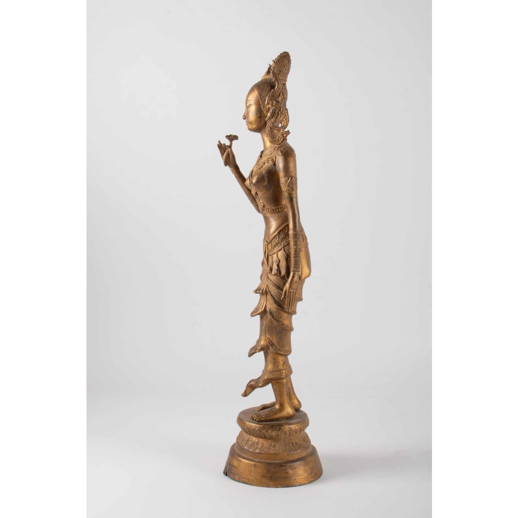 Déesse Indonésienne en Métal Doré Tenant une Fleur de Lotus, 1920-1940 | Biron Déesse Indonésienne en Métal Doré Tenant une Fleur de Lotus, 1920-1940