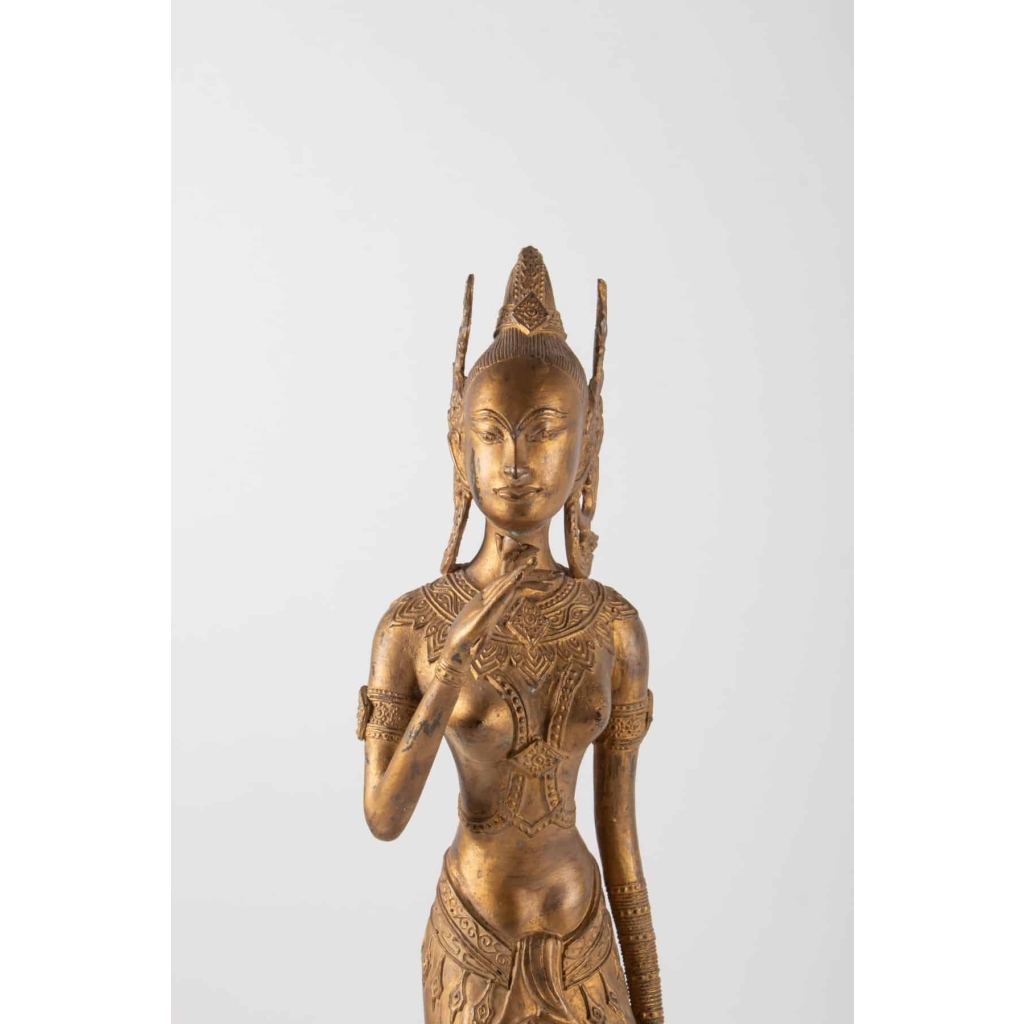 Déesse Indonésienne en Métal Doré Tenant une Fleur de Lotus, 1920-1940 | Biron Déesse Indonésienne en Métal Doré Tenant une Fleur de Lotus, 1920-1940