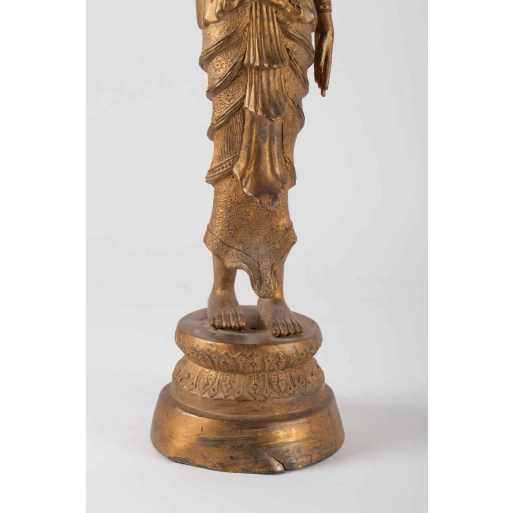Déesse Indonésienne en Métal Doré Tenant une Fleur de Lotus, 1920-1940 | Biron Déesse Indonésienne en Métal Doré Tenant une Fleur de Lotus, 1920-1940