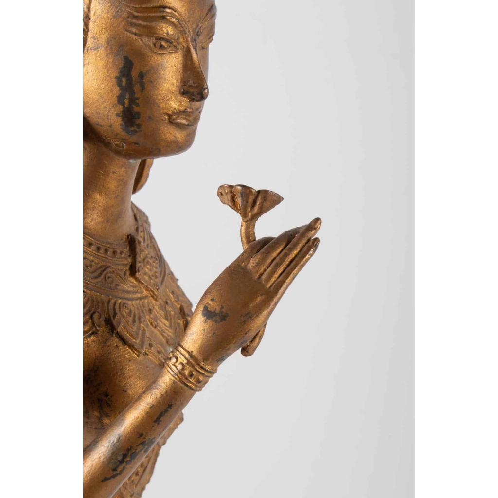Déesse Indonésienne en Métal Doré Tenant une Fleur de Lotus, 1920-1940 | Biron Déesse Indonésienne en Métal Doré Tenant une Fleur de Lotus, 1920-1940