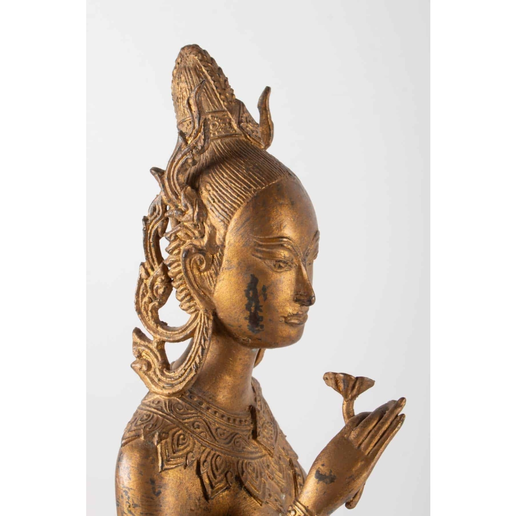 Déesse Indonésienne en Métal Doré Tenant une Fleur de Lotus, 1920-1940 | Biron Déesse Indonésienne en Métal Doré Tenant une Fleur de Lotus, 1920-1940