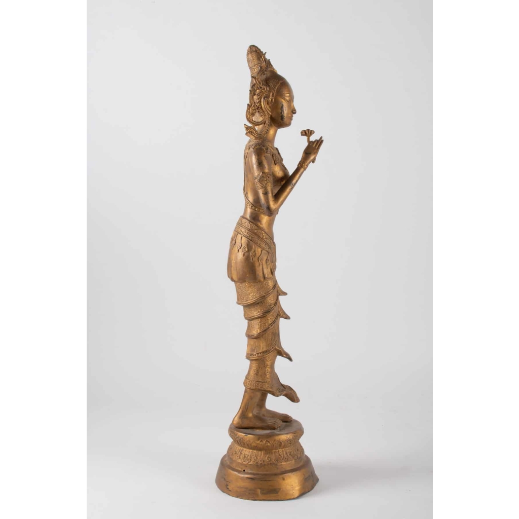Déesse Indonésienne en Métal Doré Tenant une Fleur de Lotus, 1920-1940 | Biron Déesse Indonésienne en Métal Doré Tenant une Fleur de Lotus, 1920-1940