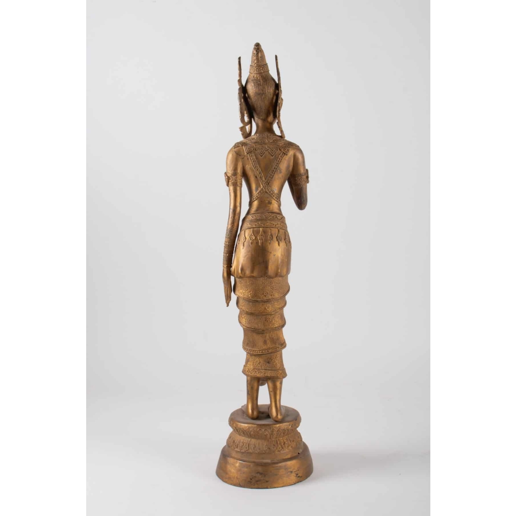 Déesse Indonésienne en Métal Doré Tenant une Fleur de Lotus, 1920-1940 | Biron Déesse Indonésienne en Métal Doré Tenant une Fleur de Lotus, 1920-1940