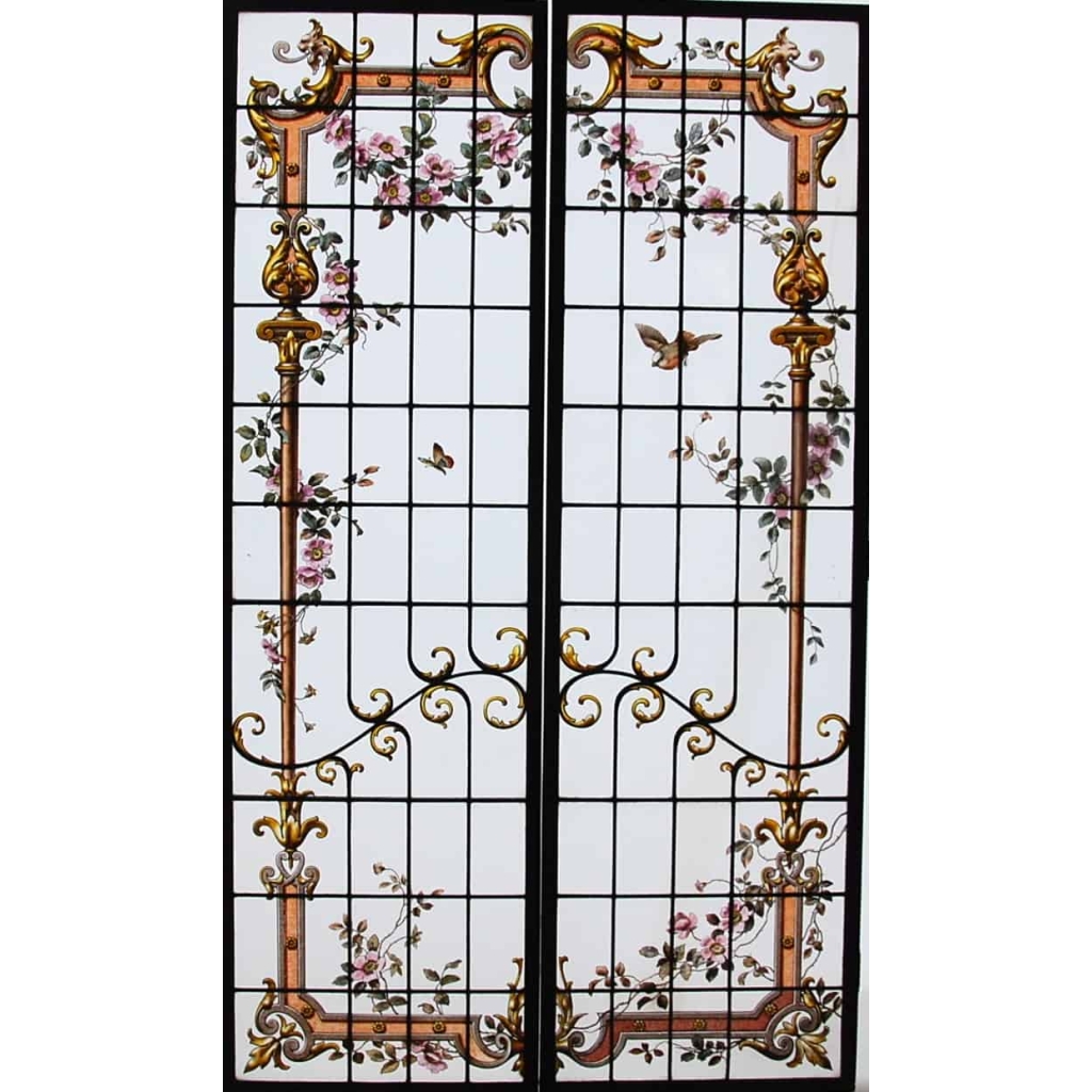 Paire de vitraux à l’encadrement fleuri | Biron |