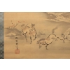 Kano Akinobu (狩野章信 – connu sous le nom de Kano Shoshin, Taigensai – 大玄齋- ou Sosen – 素川), Japon 1763 – 1826, Peinture de Chevaux en Liberté à Cote d’une Rivière, Kakemono (Rouleau Suspendu), Peinture sur Papier | Biron Kano Akinobu (狩野章信 – connu sous le nom de Kano Shoshin, Taigensai - 大玄齋- ou Sosen - 素川), Japon 1763 – 1826, Peinture de Chevaux en Liberté à Cote d’une Rivière, Kakemono (Rouleau Suspendu), Peinture sur Papier