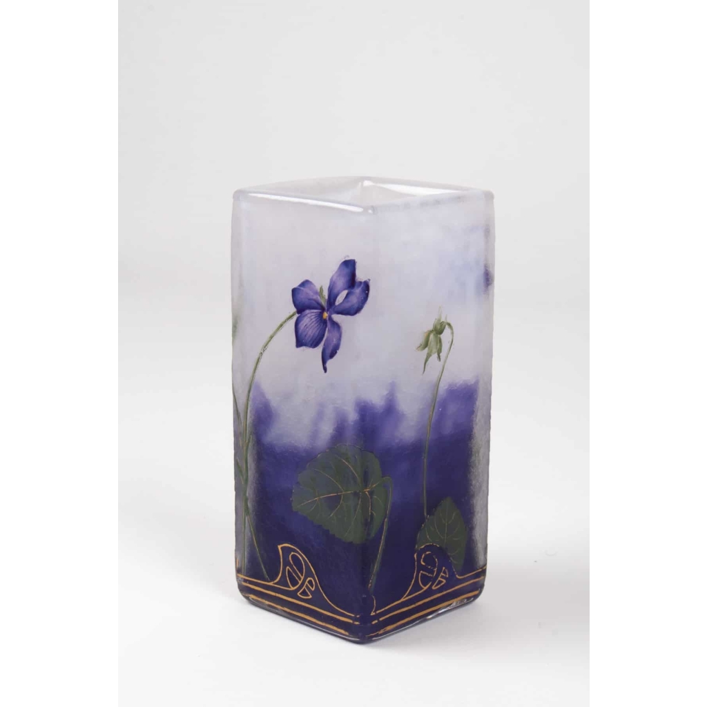 Daum Nancy :Vase à Décor de « Violettes » Emaillées à Section Carrée | Biron |||||||